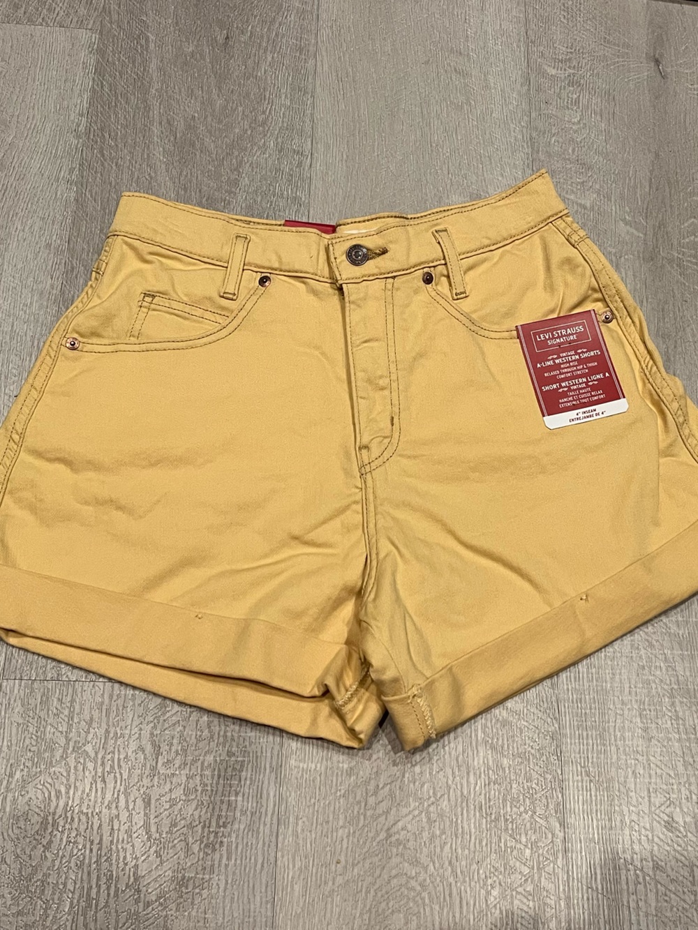 NWT Women’s Levi’s Vintage A-Line Western Shorts with High Rise Size 4